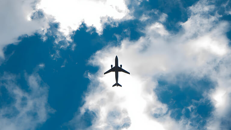 Avión en cielo azul fondo de escritorio cubierta